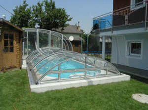 Flache Schwimmbadüberdachung