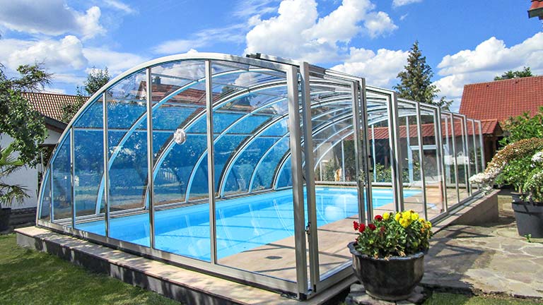excellent-hohe-poolueberdachung