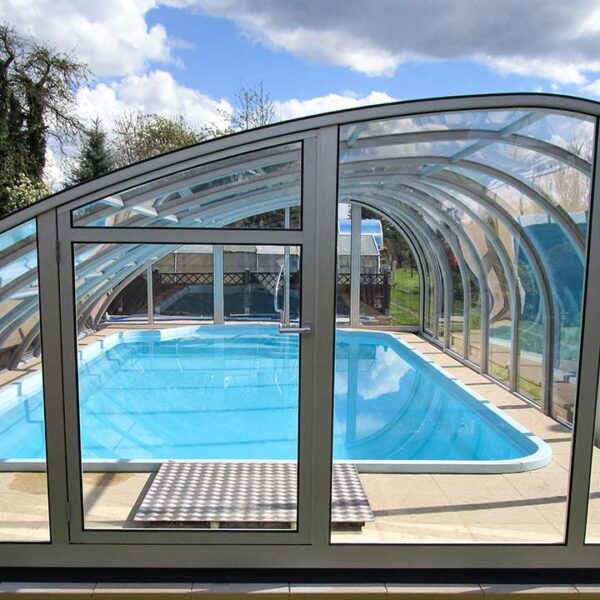 exclusiv-poolueberdachung Hohe Poolüberachung über einem Pool