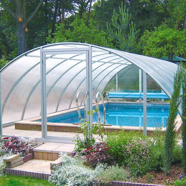 vario-hohes-pooldach Garten mit einem überdachten Pool